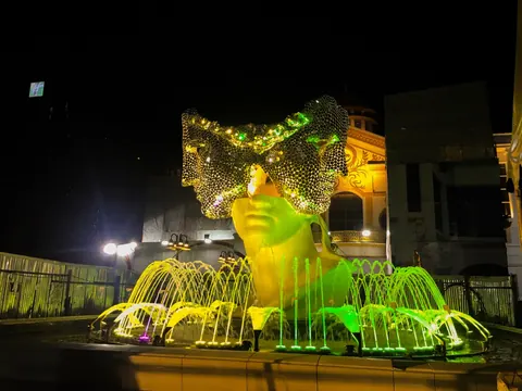 The fountain at Tiffany's, lit at night