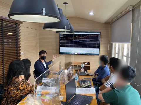 A small class at the chart screen